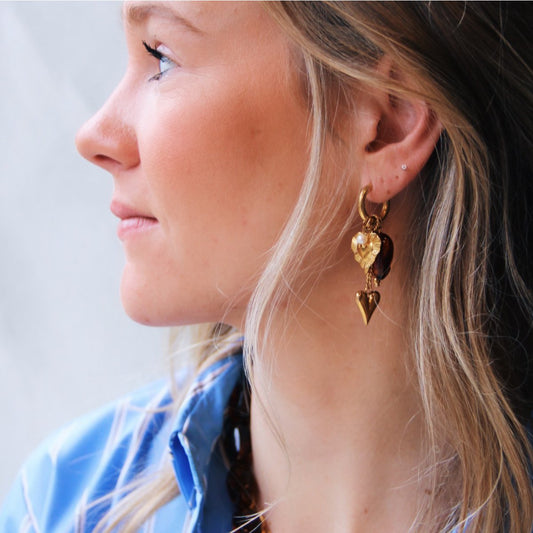 Oorbellen met nugget, hartjes en parel – bruin/goud