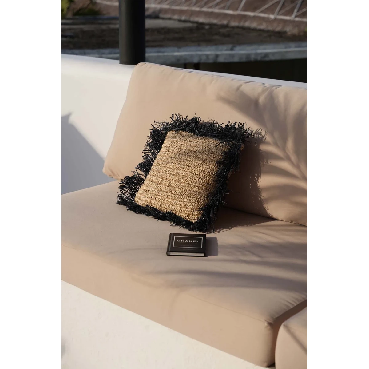 De Raffia Kussenhoes Vierkant - Naturel Zwart - 40x40 – Bazar Bizar Living (foto 2 van 4)