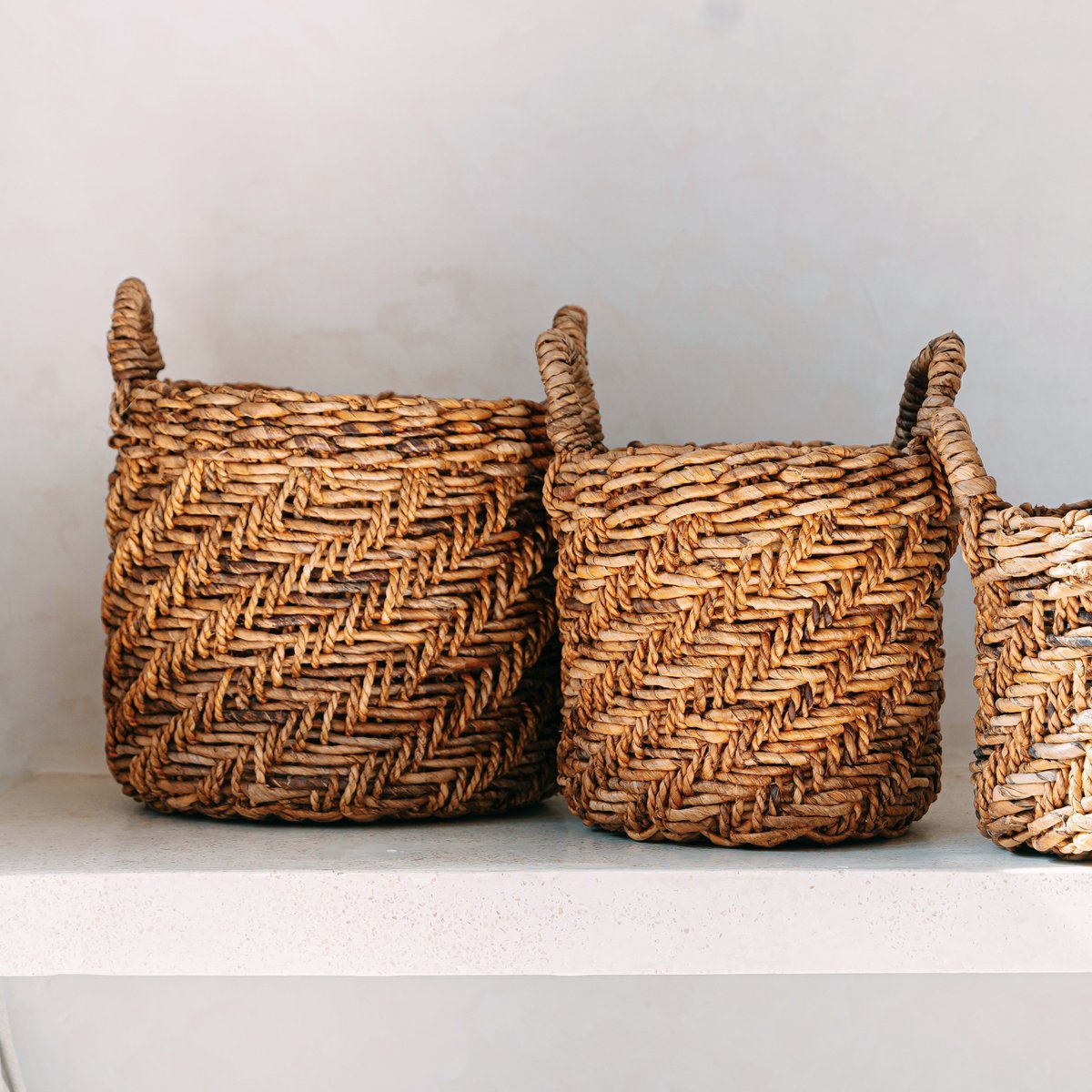 Boho Wasserij of plantenmand - Ronde geweven opslagmand - Decoratieve mand gemaakt van bananenvezel (3 maten Ø 25/32/38 cm) Rinjani – Soeji