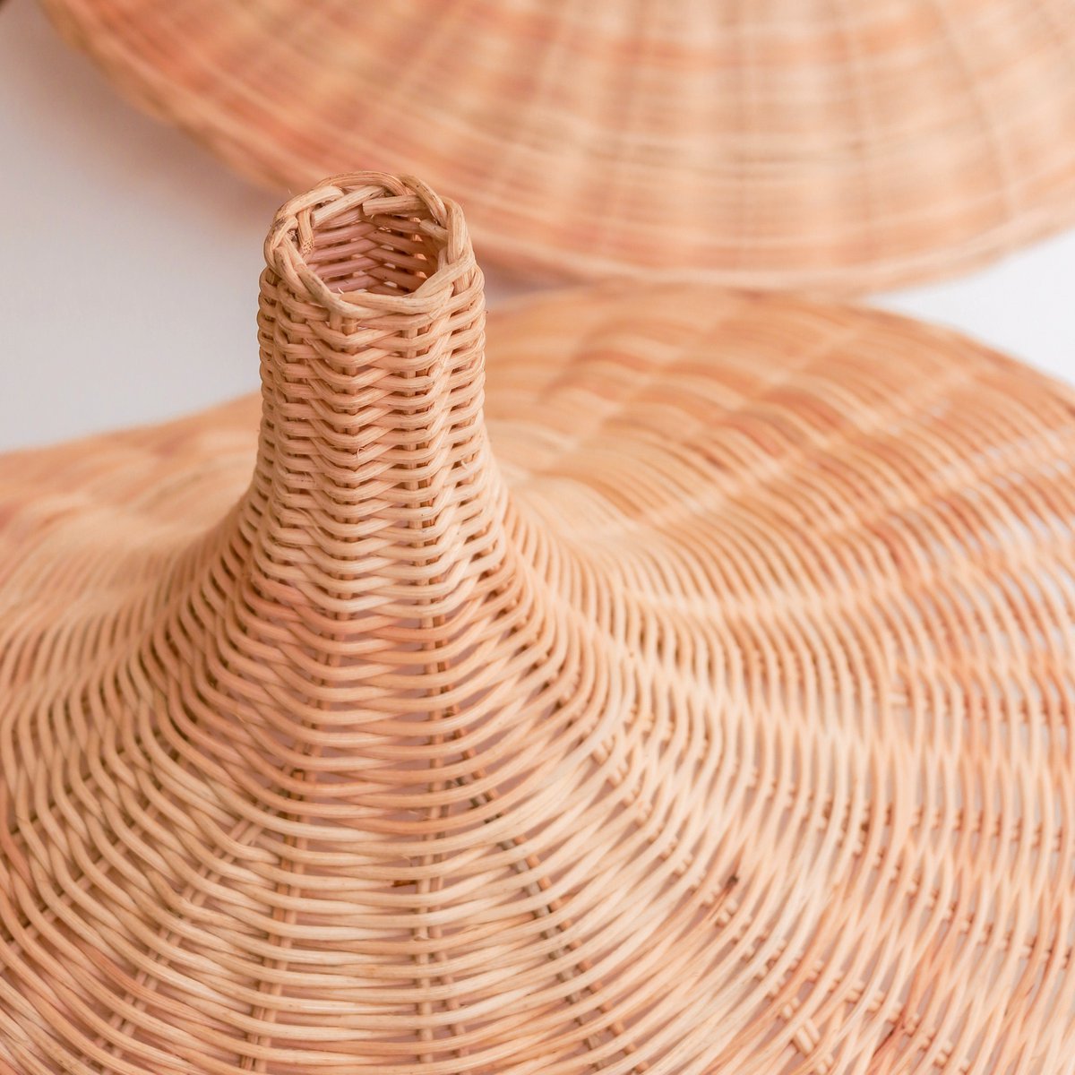 Rotanlamp | Natuurlijke lampenkap SAYAN trechtervormige hanglamp gemaakt van natuurlijke vezels (2 maten) – Soeji (foto 7 van 8)