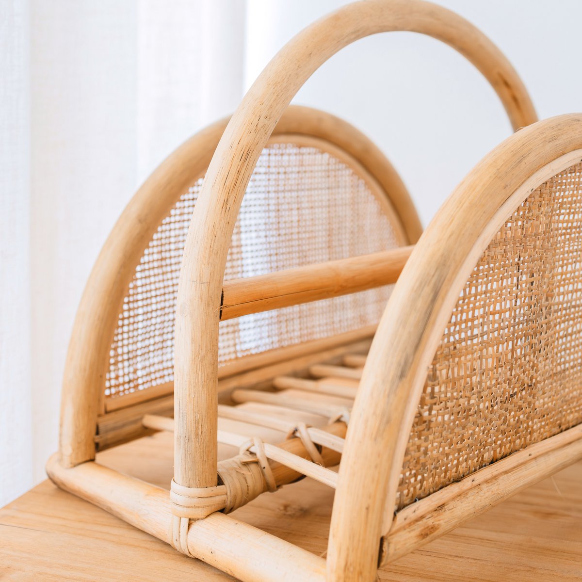 Rotan Krantenrek – Tijdschriftenhouder – Boho Krantenmand – Handgemaakte Rotan Krantenhouder ALOR – Soeji (foto 4 van 8)