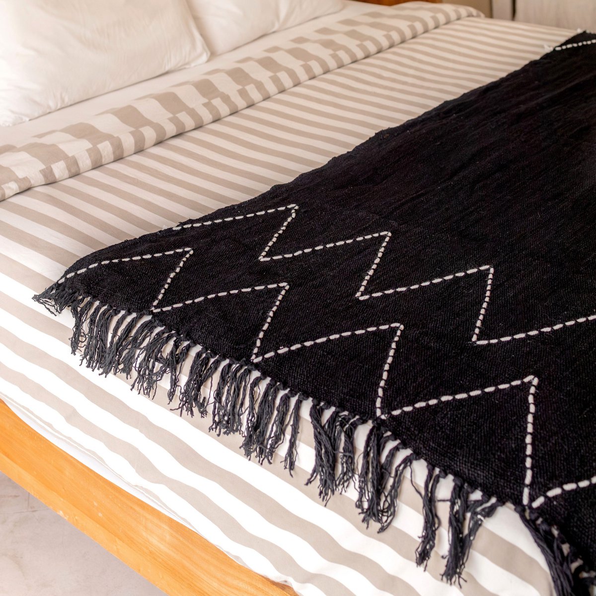 Zwarte plaid handgeweven – Boho sprei – geruite franjes en zigzagpatroon – gezellige bankdeken – katoenen plaid 140x200 cm LINGGAH – Soeji (foto 3 van 9)