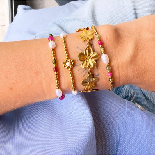 Beaded bracelet with a pearl