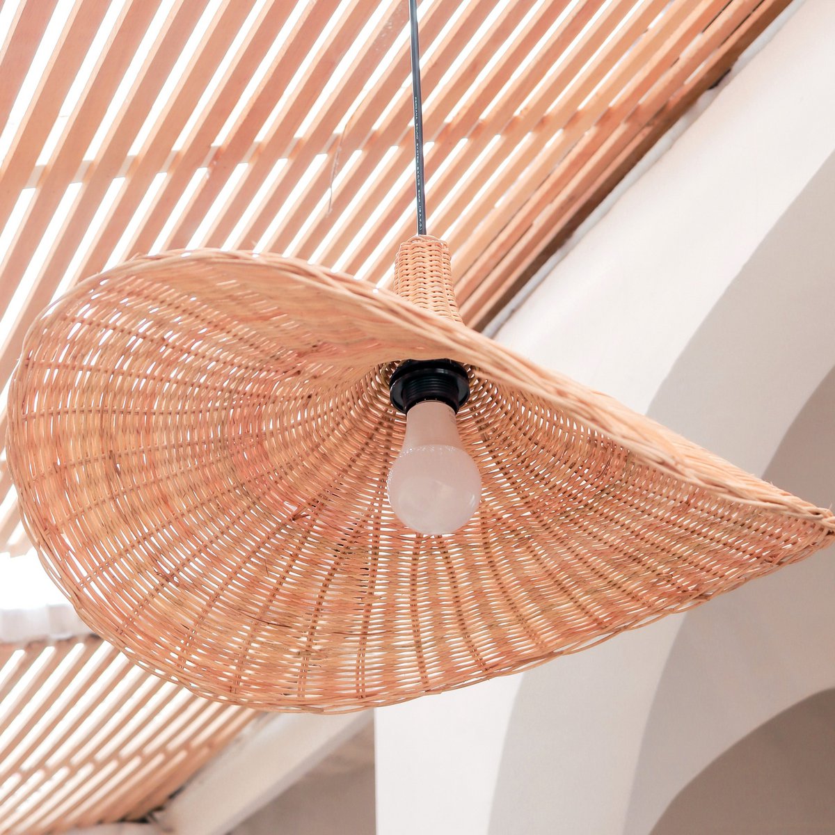 Rotanlamp | Natuurlijke lampenkap SAYAN trechtervormige hanglamp gemaakt van natuurlijke vezels (2 maten) – Soeji (foto 4 van 8)