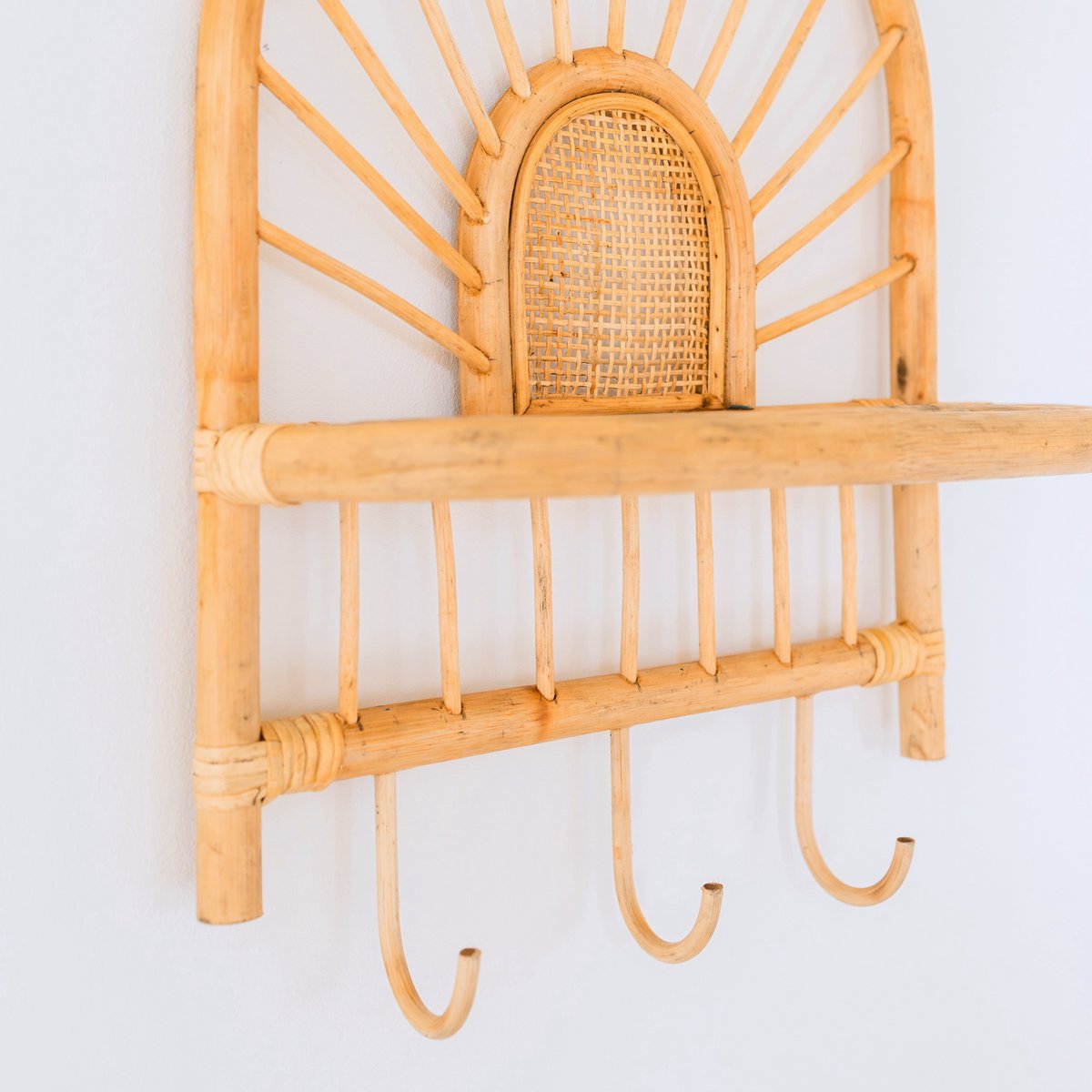 Rotan Wandplank – Kleine Boho Wandplank – Hangende Rotan Plank – Jas- of Sleutelhaak – Handgemaakte Plank Gemaakt van Rotan (41x53 cm) BANTEN – Soeji (foto 4 van 6)