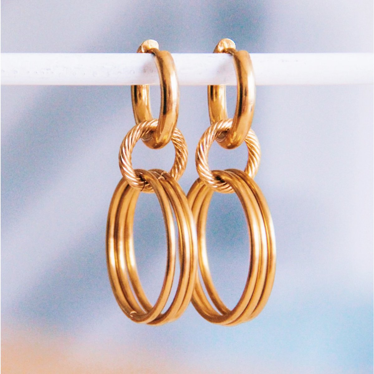 Bazou Brede Oorring met Gedraaide en Gladde Ringen