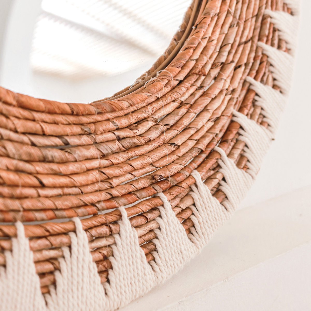 Ronde Boho Spiegel 60 cm | Handgemaakte geweven wandspiegel AWAN | Wanddecoratie met patroon gemaakt van katoenen koorden – Soeji (foto 4 van 6)