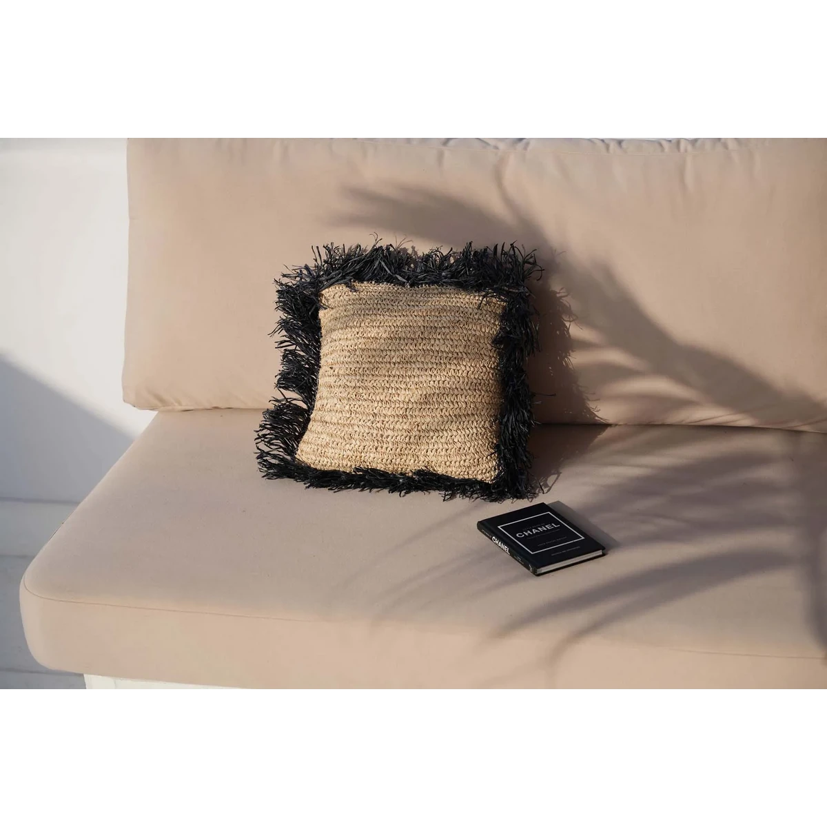 De Raffia Kussenhoes Vierkant - Naturel Zwart - 40x40 – Bazar Bizar Living (foto 3 van 4)