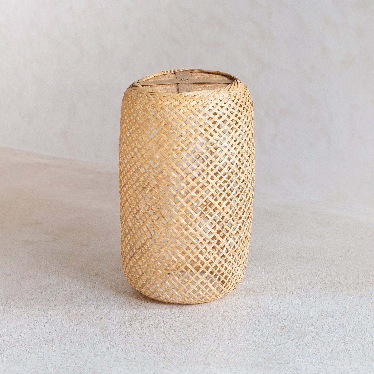 Woven Bamboo Lampshade – Handmade Pendant Lamp AGUNG (Ø 22 cm) – Soeji (foto 2 van 5)