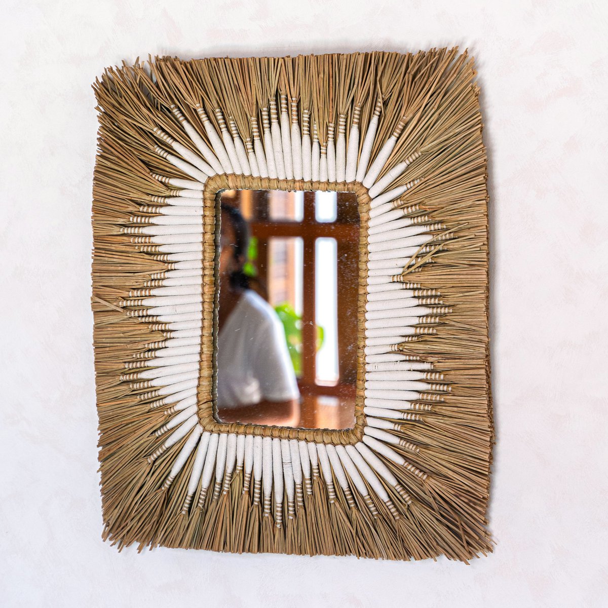 Zeegraswandspiegel - rechthoekige boho -hangende spiegel - randwandspiegel met wit katoenpatroon 60x50 cm kirana – Soeji
