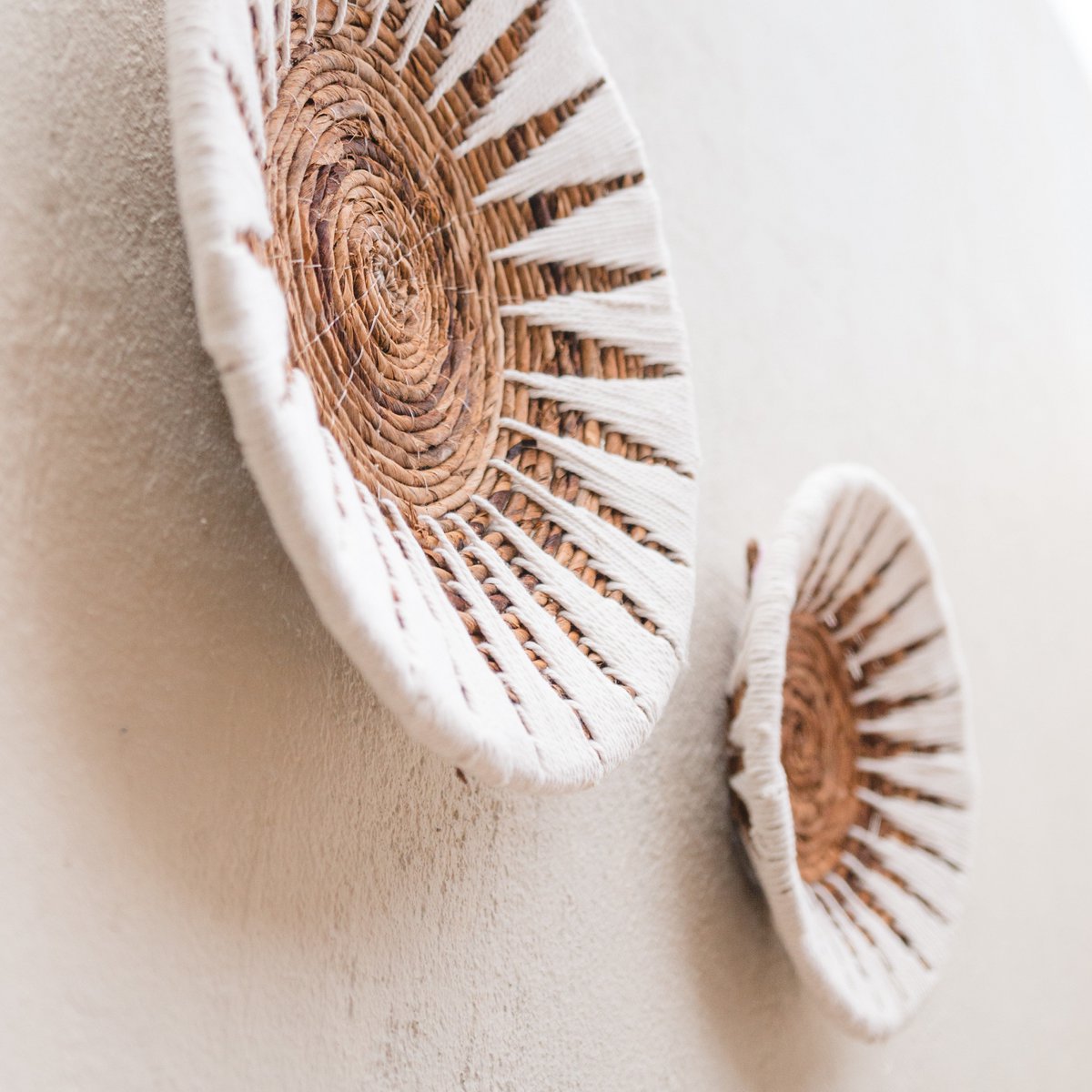 Wanddecoratie | Wandmand | Decoratieve schaal MADALA gemaakt van bananenvezel (2 maten) – Soeji (foto 3 van 8)