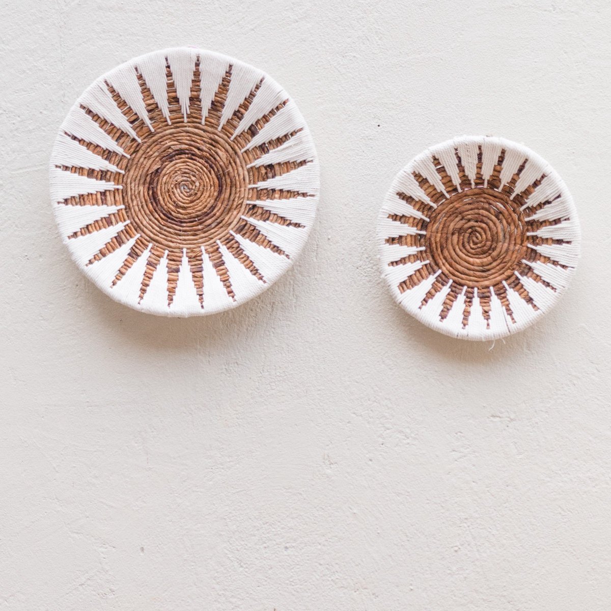 Wanddecoratie | Wandmand | Decoratieve schaal MADALA gemaakt van bananenvezel (2 maten) – Soeji