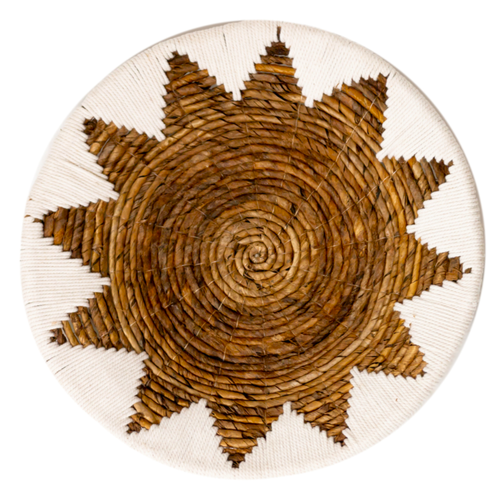 Ronde Boho Wandmand – Geweven Wanddecoratie – Decoratieve Schaal – Geweven Wandbord met Geborduurd Sterpatroon ADARI (2 maten, Ø30/40 cm) – Soeji (foto 6 van 9)