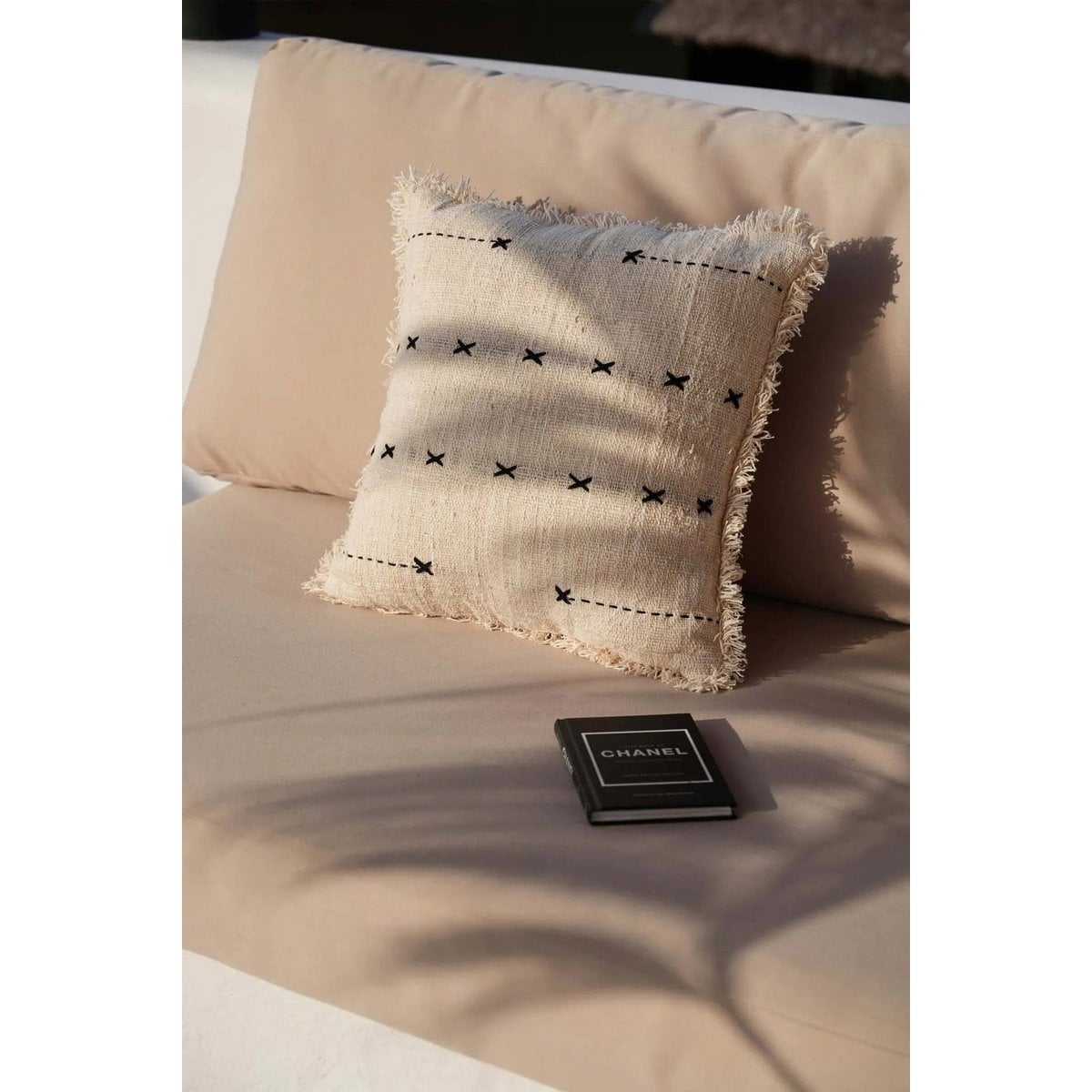 De French Kiss Kussenhoes - Natuurlijk Zwart – Bazar Bizar Living (foto 2 van 7)