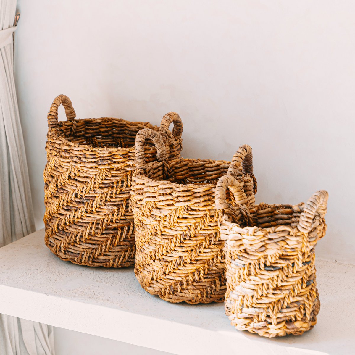 Boho Wasserij of plantenmand - Ronde geweven opslagmand - Decoratieve mand gemaakt van bananenvezel (3 maten Ø 25/32/38 cm) Rinjani – Soeji (foto 4 van 8)