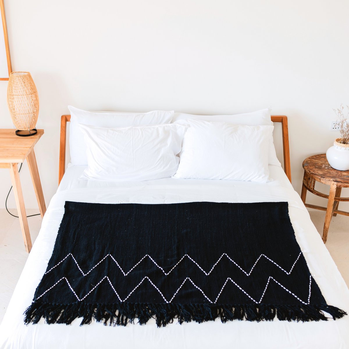 Zwarte plaid handgeweven – Boho sprei – geruite franjes en zigzagpatroon – gezellige bankdeken – katoenen plaid 140x200 cm LINGGAH – Soeji