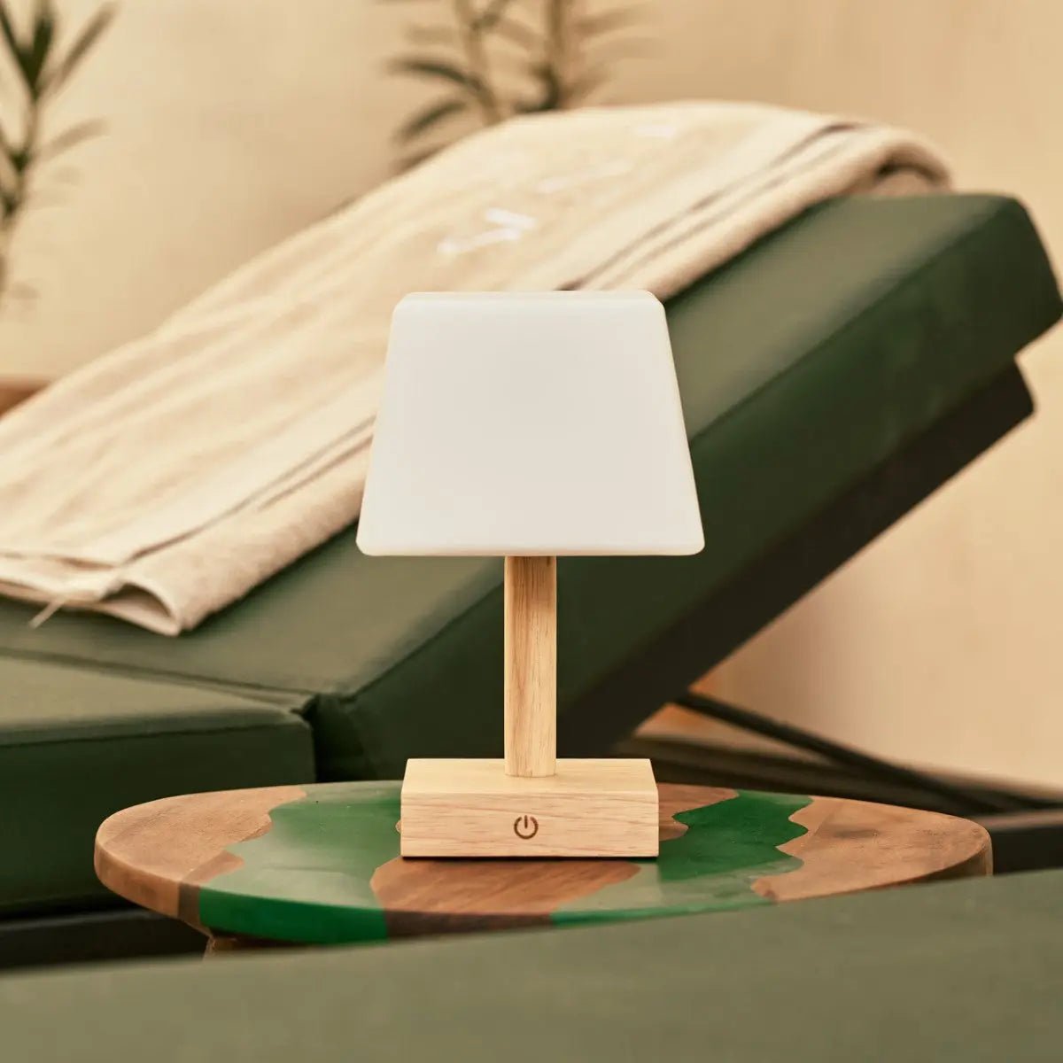 Tommy lichtbruine houten oplaadbare tafellamp – Tavellio - Amsterdam (foto 5 van 16)