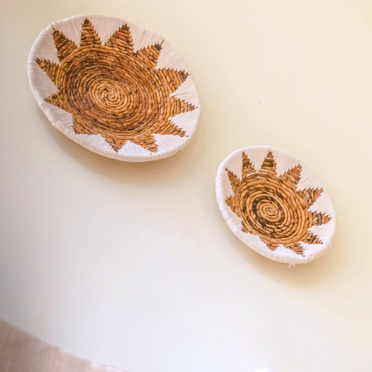 Ronde Boho Wandmand – Geweven Wanddecoratie – Decoratieve Schaal – Geweven Wandbord met Geborduurd Sterpatroon ADARI (2 maten, Ø30/40 cm) – Soeji (foto 4 van 9)