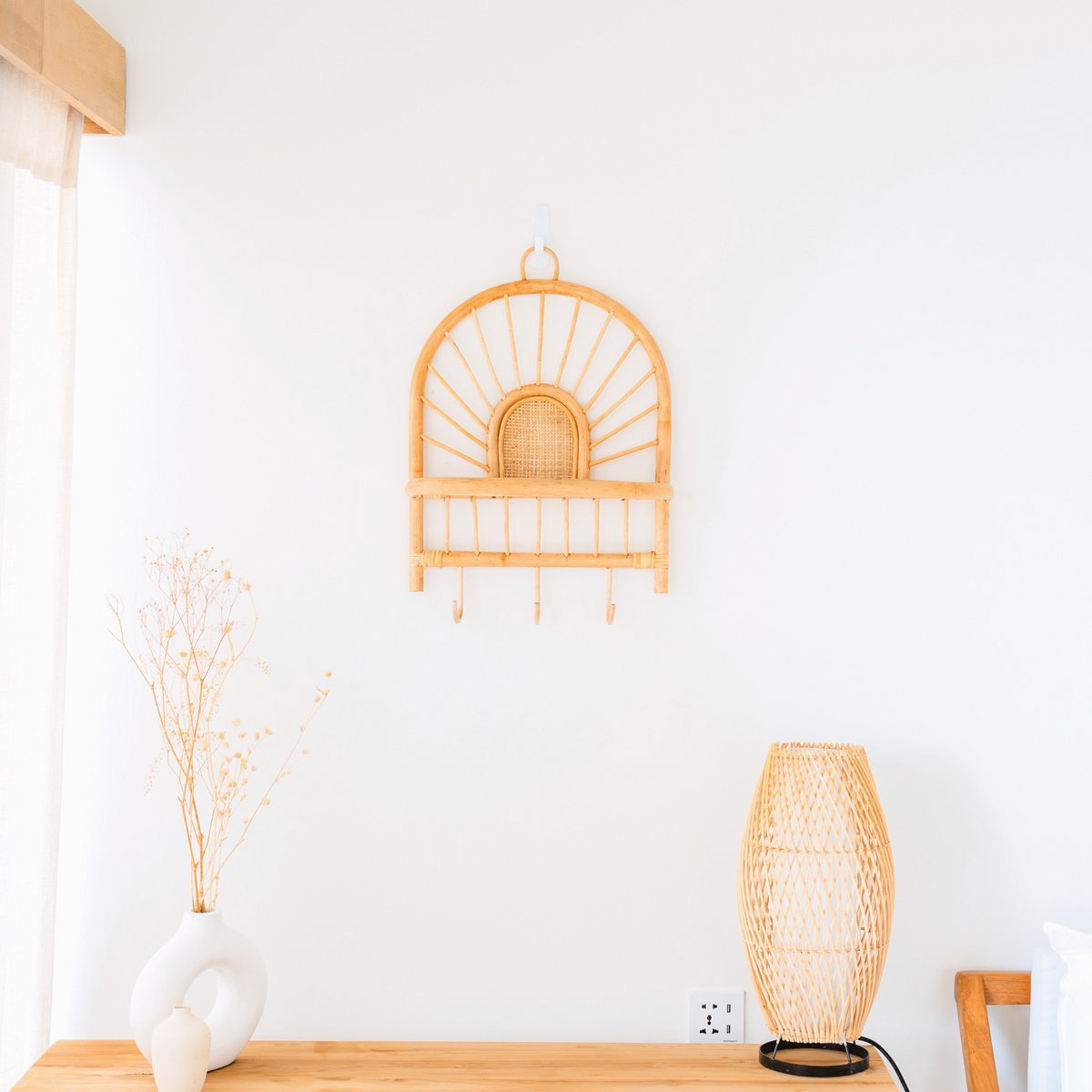 Rotan Wandplank – Kleine Boho Wandplank – Hangende Rotan Plank – Jas- of Sleutelhaak – Handgemaakte Plank Gemaakt van Rotan (41x53 cm) BANTEN – Soeji (foto 3 van 6)