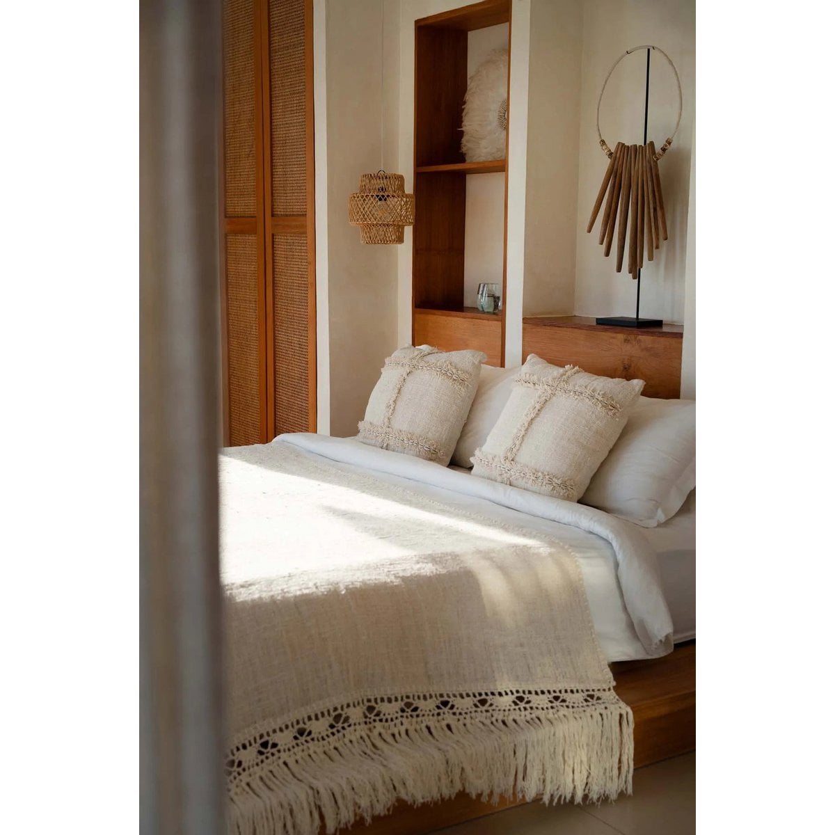 Boho slaapkamer met crème kussenhoezen van de Nomad-serie