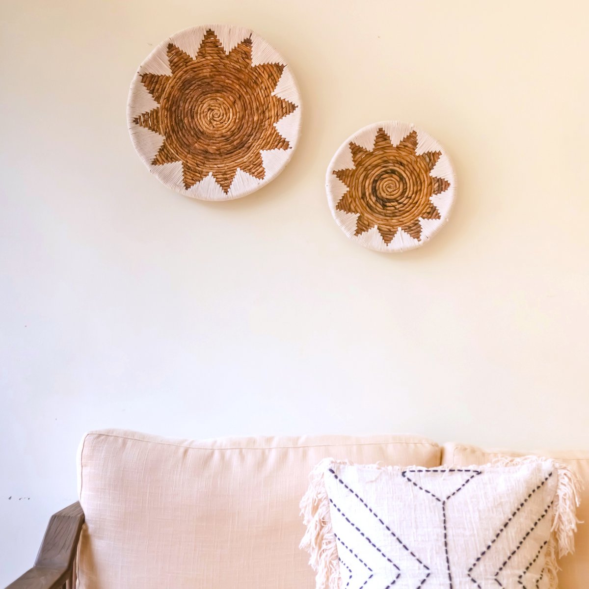 Ronde Boho Wandmand – Geweven Wanddecoratie – Decoratieve Schaal – Geweven Wandbord met Geborduurd Sterpatroon ADARI (2 maten, Ø30/40 cm) – Soeji (foto 3 van 9)