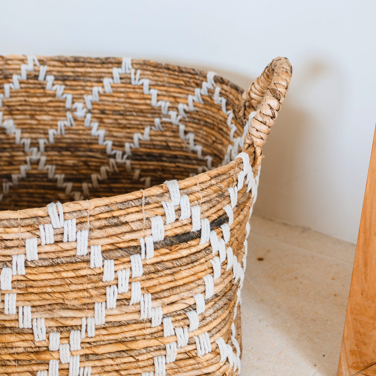 Boho wasmand – vierkante plankmand – geweven opbergmand – plantenmand – decoratieve mand gemaakt van bananenvezel GANDARIA (2 maten) – Soeji (foto 5 van 7)