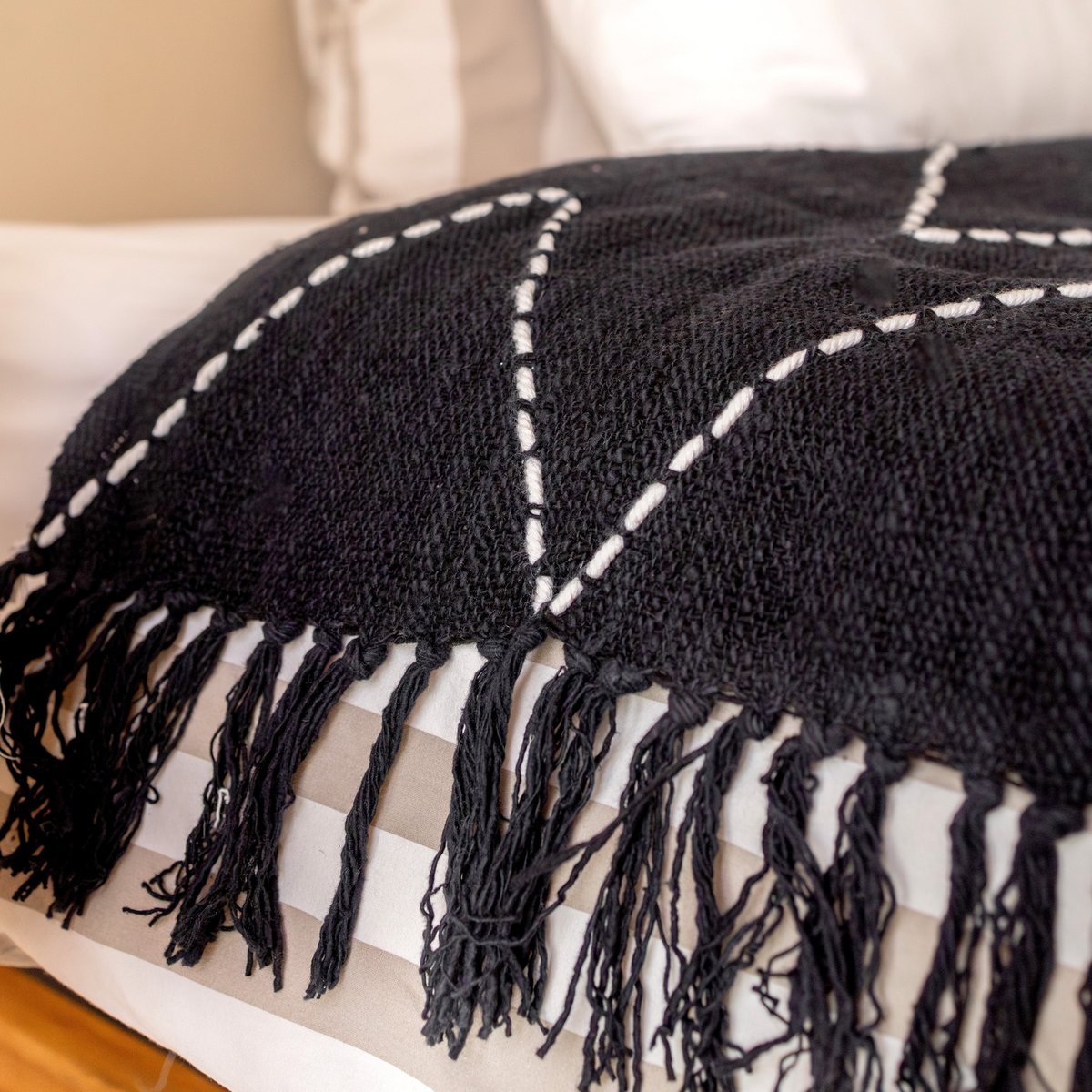 Zwarte plaid handgeweven – Boho sprei – geruite franjes en zigzagpatroon – gezellige bankdeken – katoenen plaid 140x200 cm LINGGAH – Soeji (foto 4 van 9)