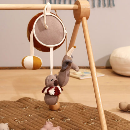 Ola Gesteppte Spielmatte – Karnevalszug | Ø100 cm | Bio-Baumwolle