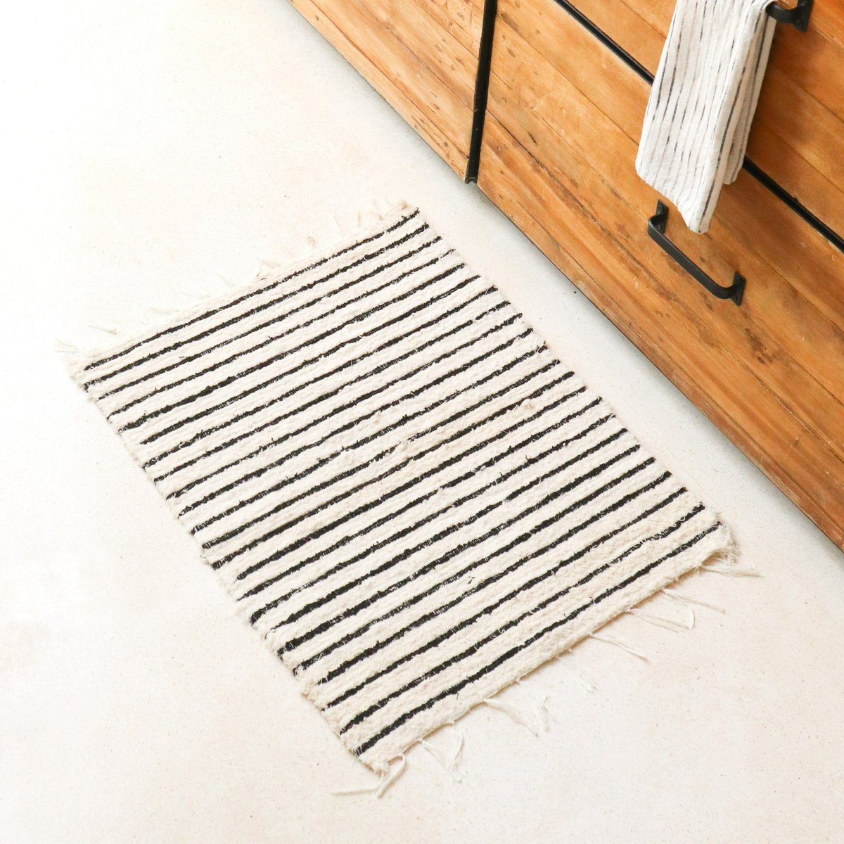 Klein katoenen vloerkleed – gestreept loper – boho vloerkleed zwart wit – zachte bedmat – handgeweven rechthoekig vloerkleed 70x50 cm UNTUK – Soeji