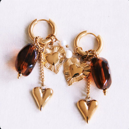 Oorbellen met nugget, hartjes en parel – bruin/goud