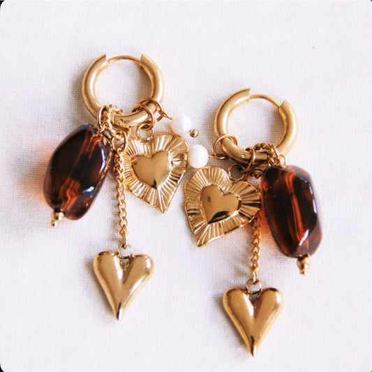 Oorbellen met nugget, hartjes en parel – bruin/goud