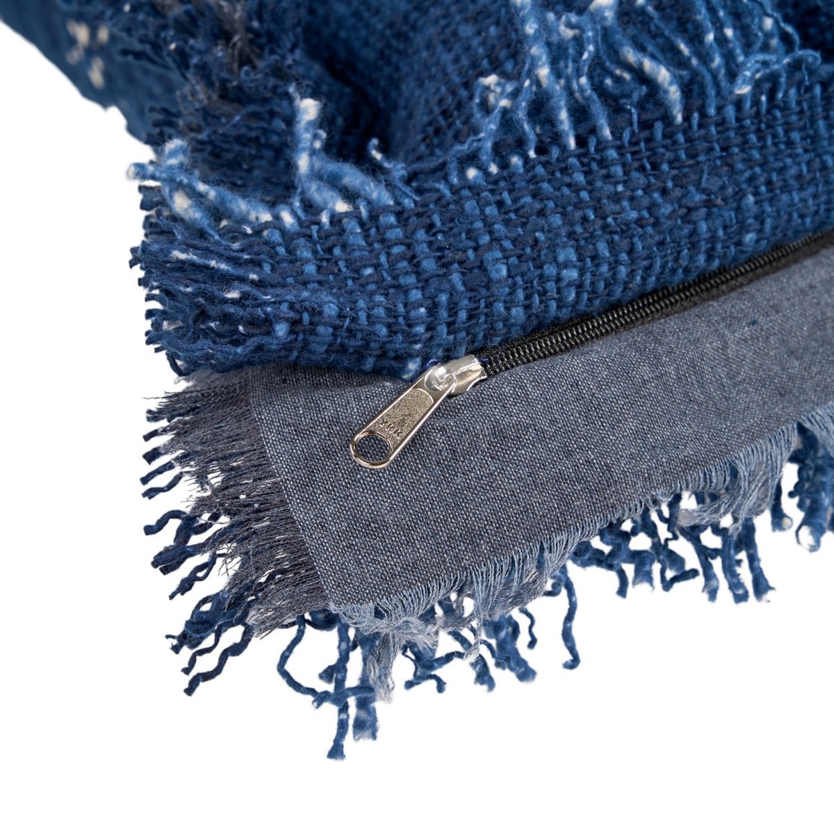 De azuurblauwe kussenhoes met franjes - Indisch blauw – Bazar Bizar Living (foto 4 van 5)