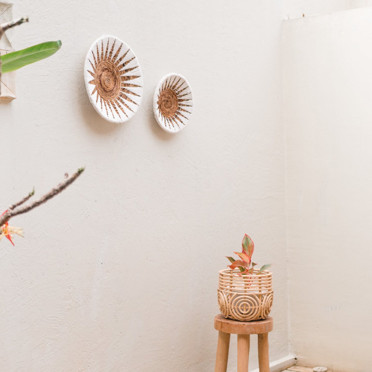 Wanddecoratie | Wandmand | Decoratieve schaal MADALA gemaakt van bananenvezel (2 maten) – Soeji (foto 4 van 8)