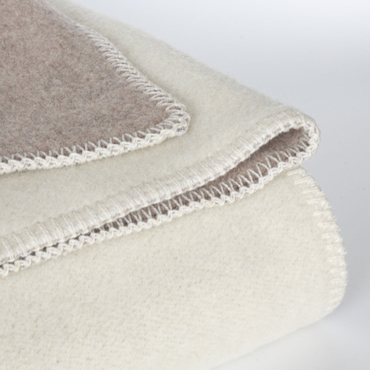 Deken van merinowol Castle White – MoST Blankets (foto 3 van 3)
