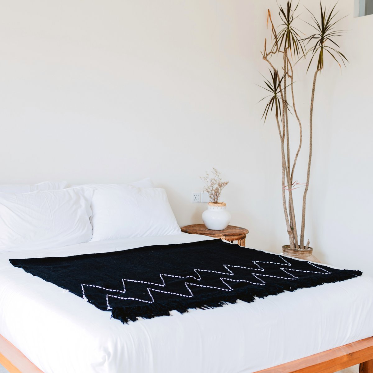 Zwarte plaid handgeweven – Boho sprei – geruite franjes en zigzagpatroon – gezellige bankdeken – katoenen plaid 140x200 cm LINGGAH – Soeji (foto 2 van 9)