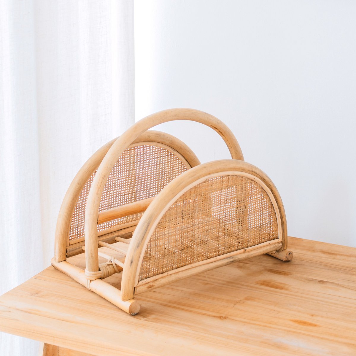 Rotan Krantenrek – Tijdschriftenhouder – Boho Krantenmand – Handgemaakte Rotan Krantenhouder ALOR – Soeji