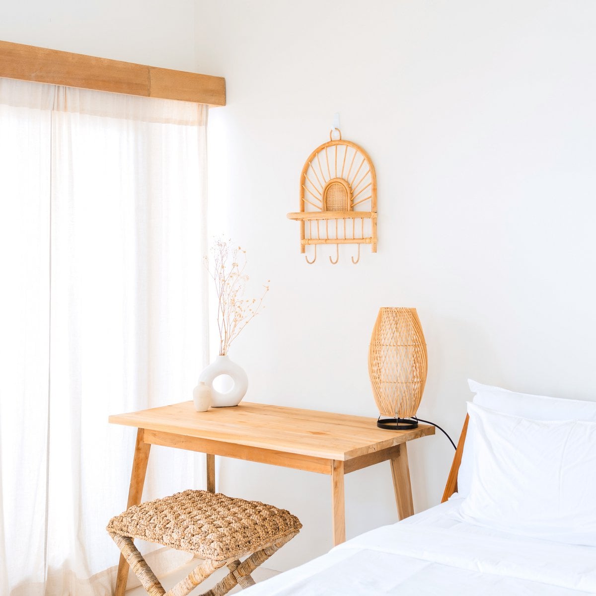 Rotan Wandplank – Kleine Boho Wandplank – Hangende Rotan Plank – Jas- of Sleutelhaak – Handgemaakte Plank Gemaakt van Rotan (41x53 cm) BANTEN – Soeji (foto 2 van 6)