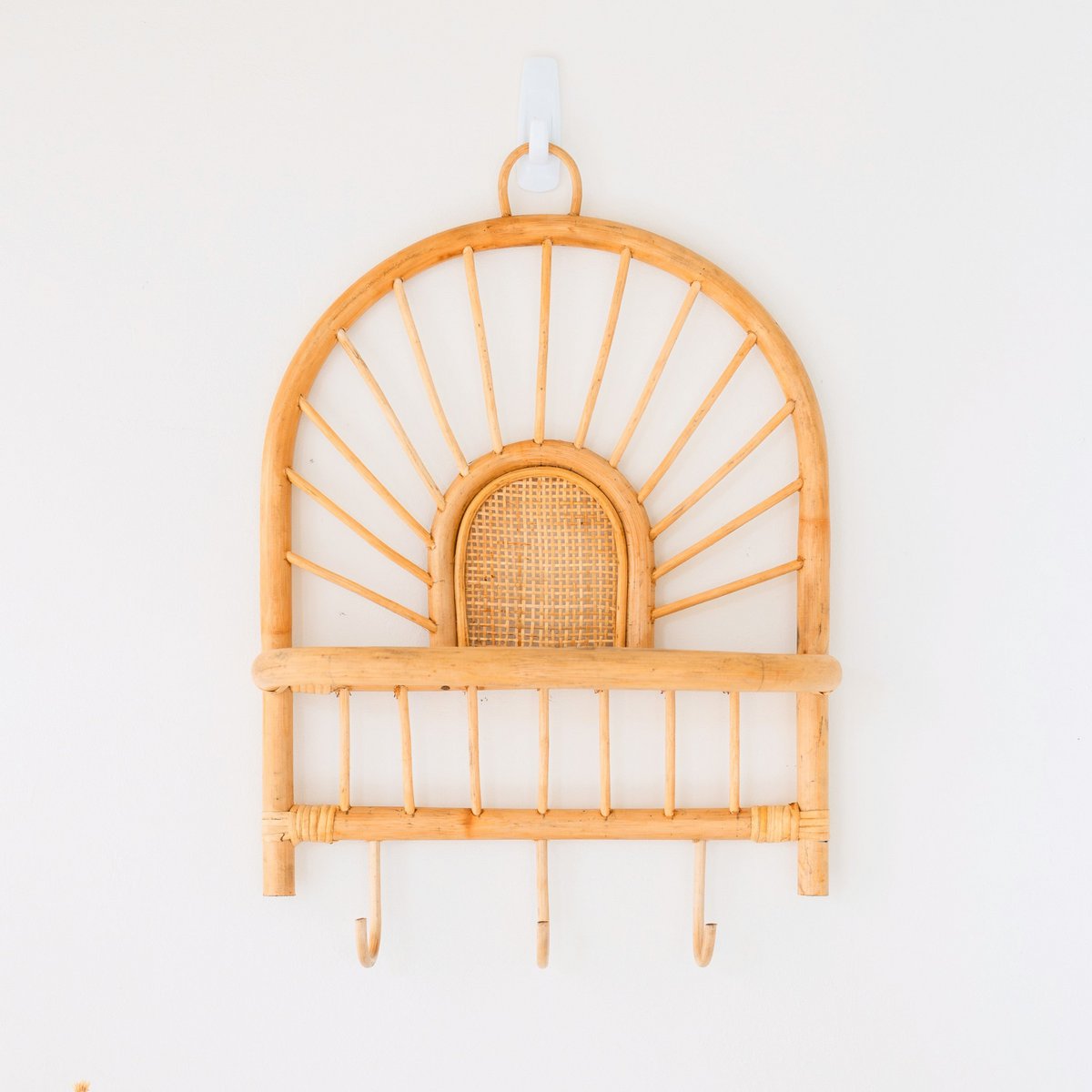 Rotan Wandplank – Kleine Boho Wandplank – Hangende Rotan Plank – Jas- of Sleutelhaak – Handgemaakte Plank Gemaakt van Rotan (41x53 cm) BANTEN – Soeji