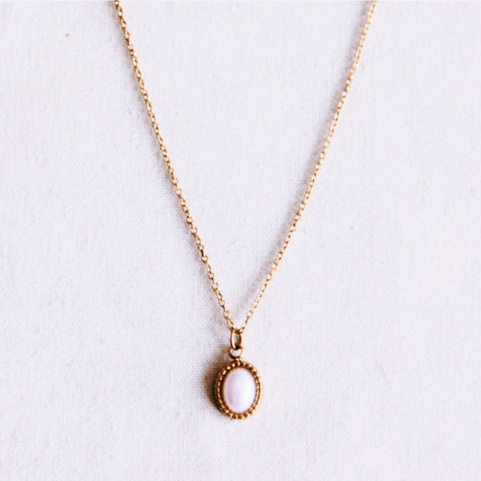 Fijne ketting met een ovale parelbedel