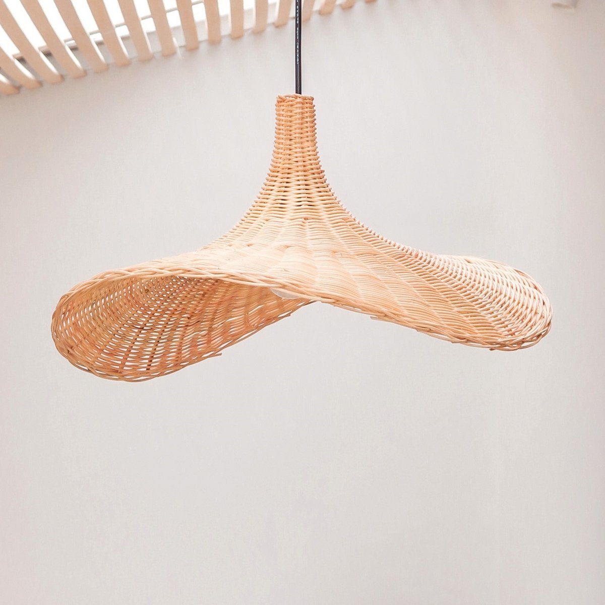 Rotanlamp | Natuurlijke lampenkap SAYAN trechtervormige hanglamp gemaakt van natuurlijke vezels (2 maten) – Soeji