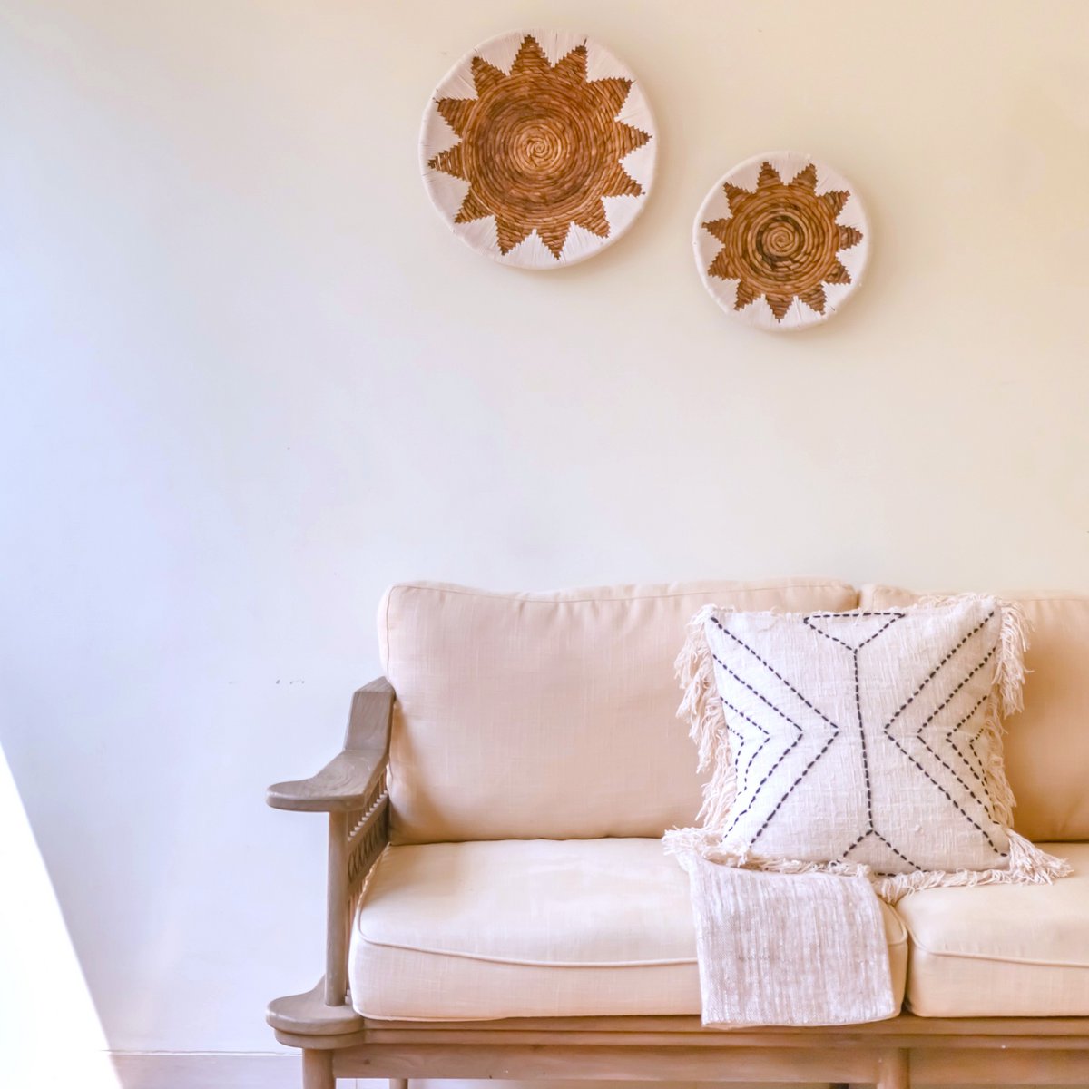 Ronde Boho Wandmand – Geweven Wanddecoratie – Decoratieve Schaal – Geweven Wandbord met Geborduurd Sterpatroon ADARI (2 maten, Ø30/40 cm) – Soeji (foto 2 van 9)