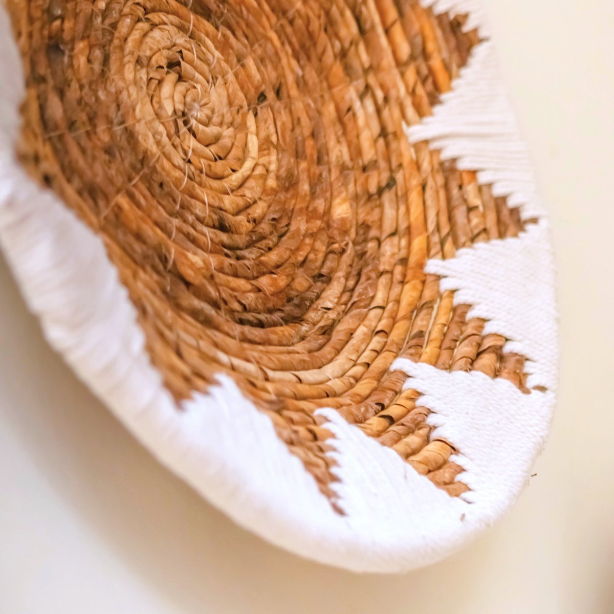 Ronde Boho Wandmand – Geweven Wanddecoratie – Decoratieve Schaal – Geweven Wandbord met Geborduurd Sterpatroon ADARI (2 maten, Ø30/40 cm) – Soeji (foto 5 van 9)