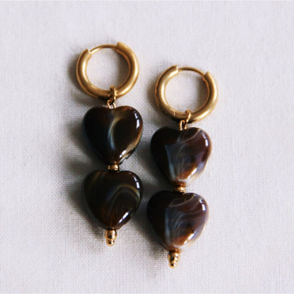 Oorbellen met 2 hars­hartjes – bruin
