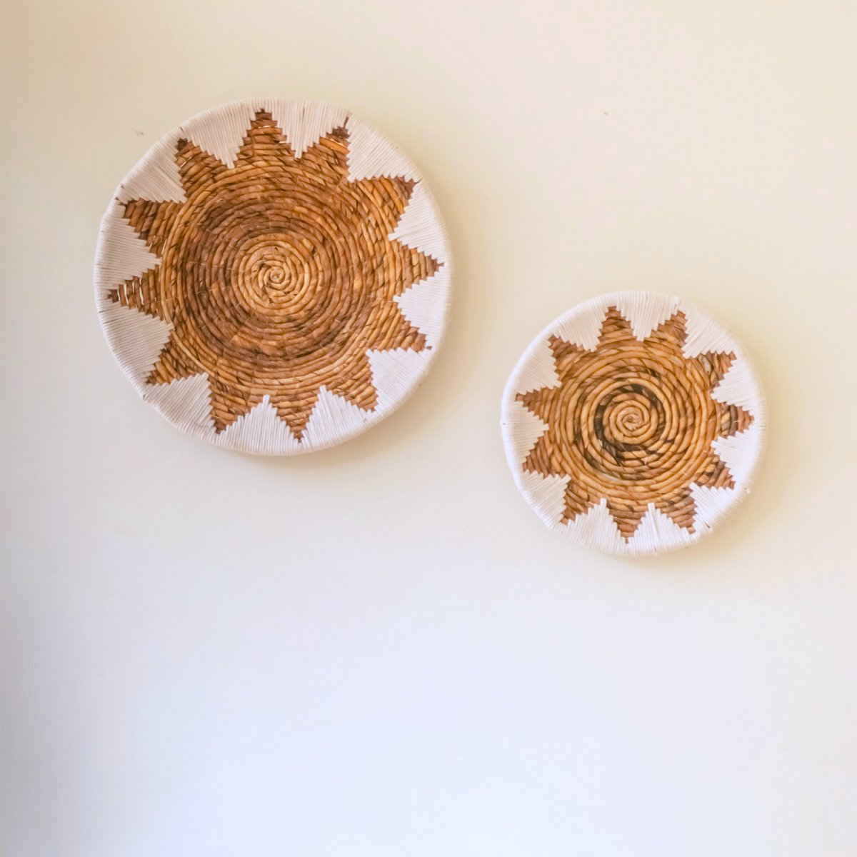 Ronde Boho Wandmand – Geweven Wanddecoratie – Decoratieve Schaal – Geweven Wandbord met Geborduurd Sterpatroon ADARI (2 maten, Ø30/40 cm) – Soeji