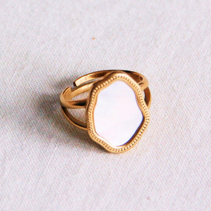Statement ring met ovale steen – Parelmoer