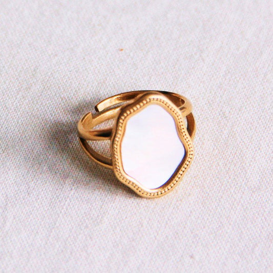 Statement ring met ovale steen – Parelmoer