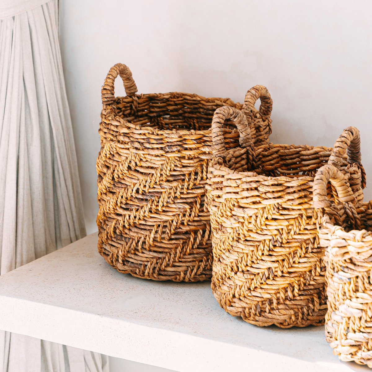 Boho Wasserij of plantenmand - Ronde geweven opslagmand - Decoratieve mand gemaakt van bananenvezel (3 maten Ø 25/32/38 cm) Rinjani – Soeji (foto 2 van 8)