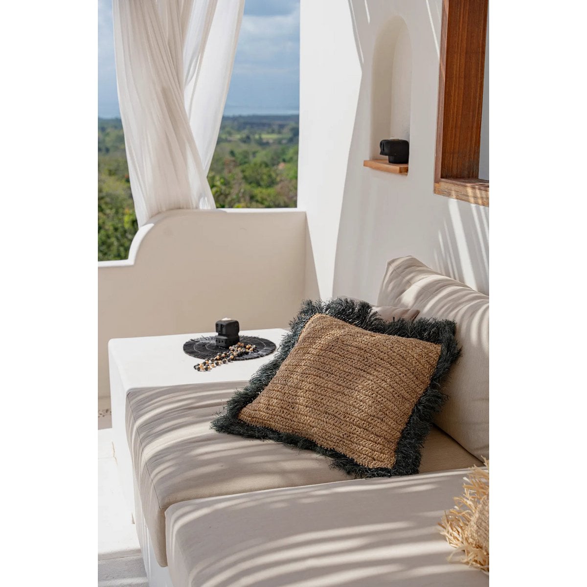 De Raffia Kussenhoes Vierkant - Naturel Zwart - 60x60 – Bazar Bizar Living (foto 2 van 5)