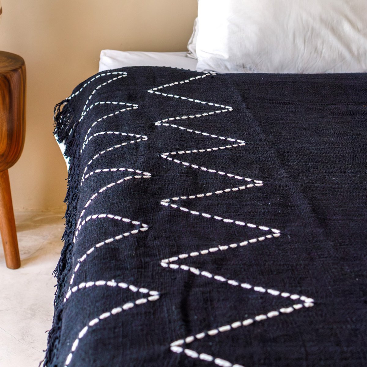 Zwarte plaid handgeweven – Boho sprei – geruite franjes en zigzagpatroon – gezellige bankdeken – katoenen plaid 140x200 cm LINGGAH – Soeji (foto 5 van 9)