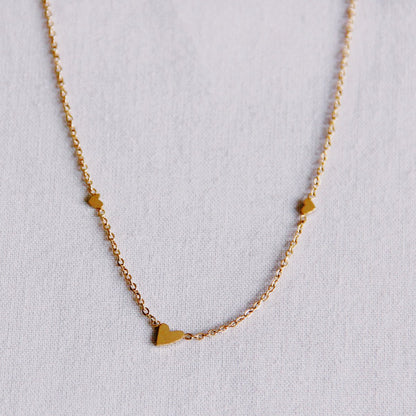 Edelstalen fijne ketting met 3 mini hartjes - goud